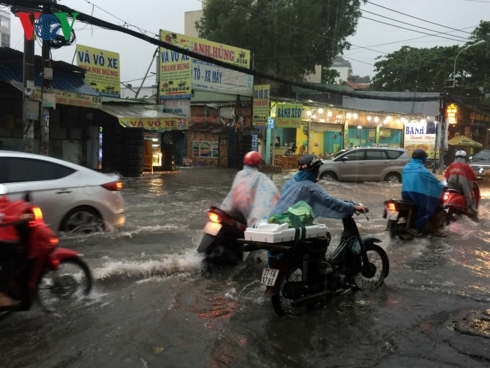 HCM City's streets inundated by downpours