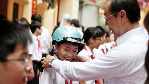 US Assistant Secretary of State joins child helmet campaign