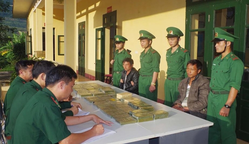 Lao men chased down for smuggling 23kg of heroin into Vietnam