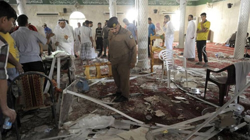 Suicide bomber kills 21 at Saudi Shi'ite mosque, Islamic State claims attack