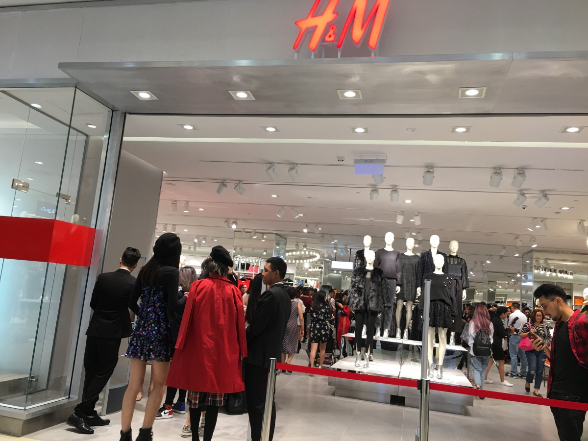 Thousands of people join H&M launch in Hanoi