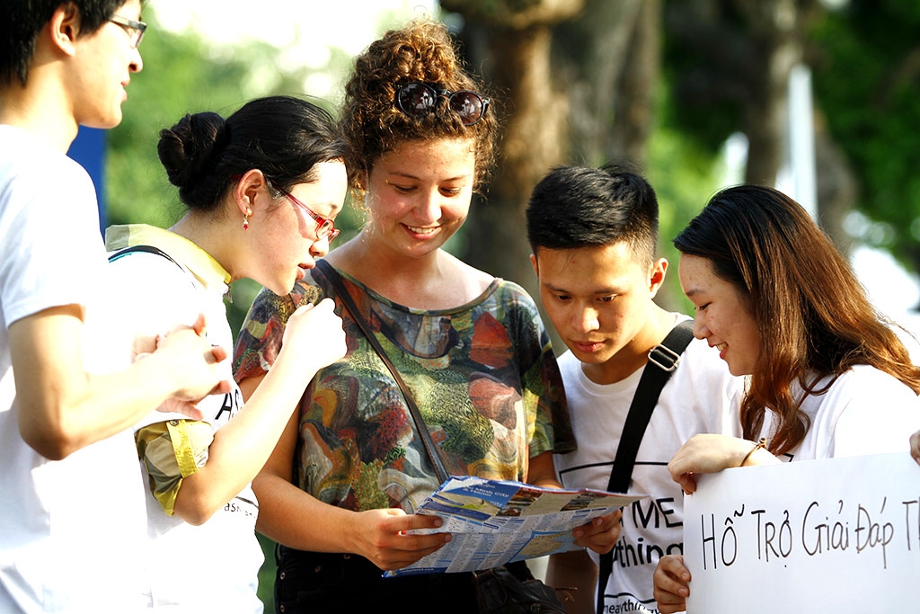 Hanoi youths practice foreign languages with ‘Ask Me Anything’ project