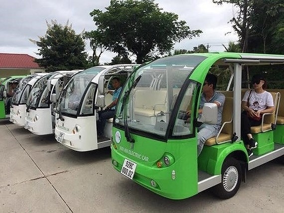 One more city experiments with battery-powered electric buses to serve tourists