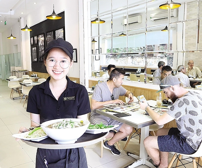 Home disadvantage in franchising