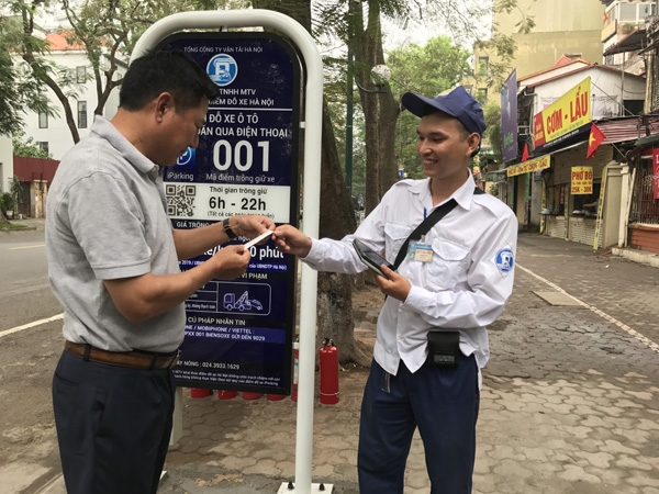 Hanoi squeezes in smart car-parking app