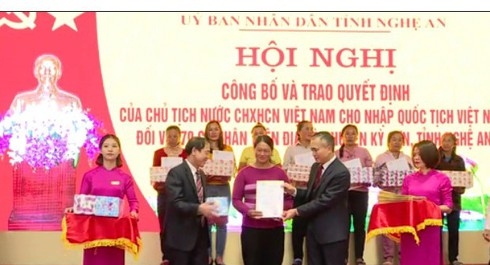 Laos nationals receive Vietnamese citizenship in Nghe An