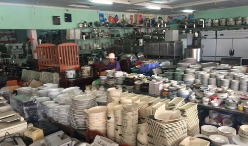 Browsing Saigon second-hand markets for quality items at cheaper prices