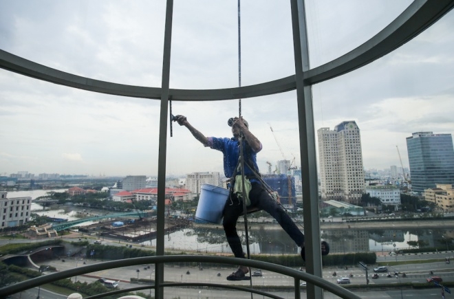 Men defy death and gravity high above Saigon’s streets