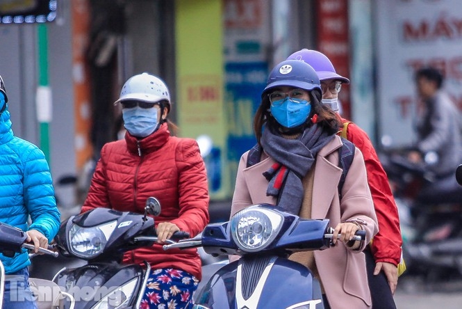 Hanoians bundle up as cold spell hits the capital