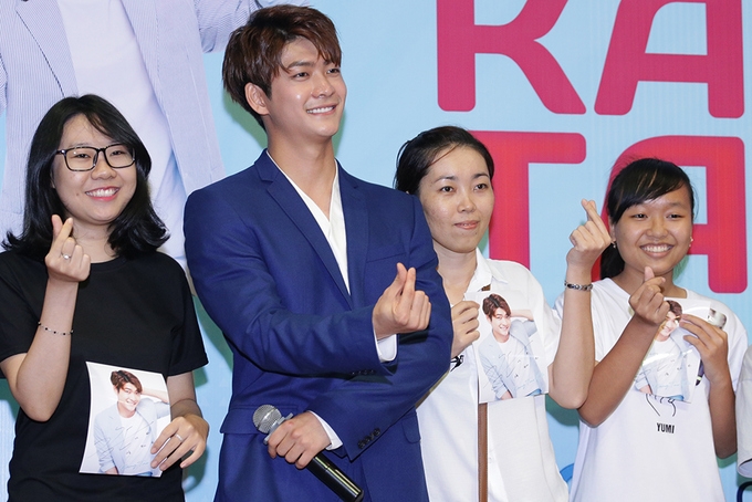 Korean stars show off buff bodies to Vietnamese fans