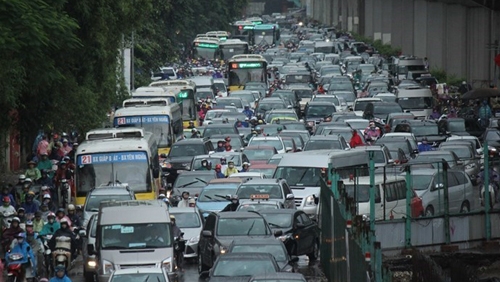 Hanoi sends more cops to clear chaotic roads