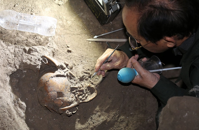 Ancient skeletons discovered in Vietnam cave