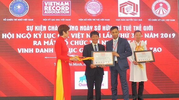 Vietnamese collectors set new Asian records