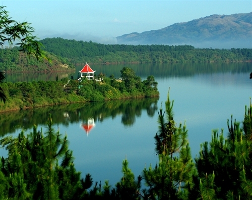 ’Lake as big as an ocean’ in Pleiku offers best of both worlds to visitors