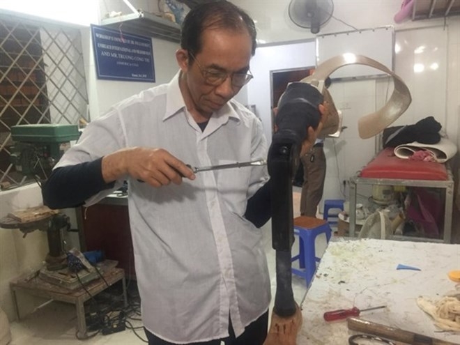 Veteran produces artificial limbs for disabled people