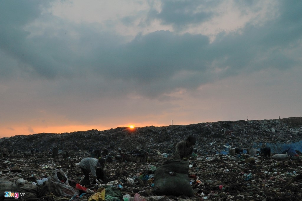 Earning a living at Hanoi landfill at night