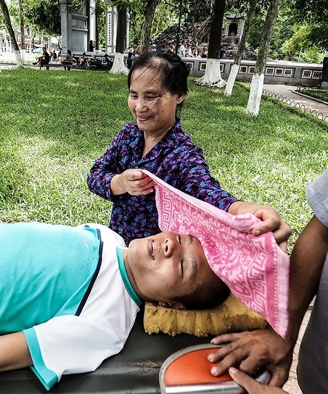 Paralyzed Vietnamese man wishes for head transplant