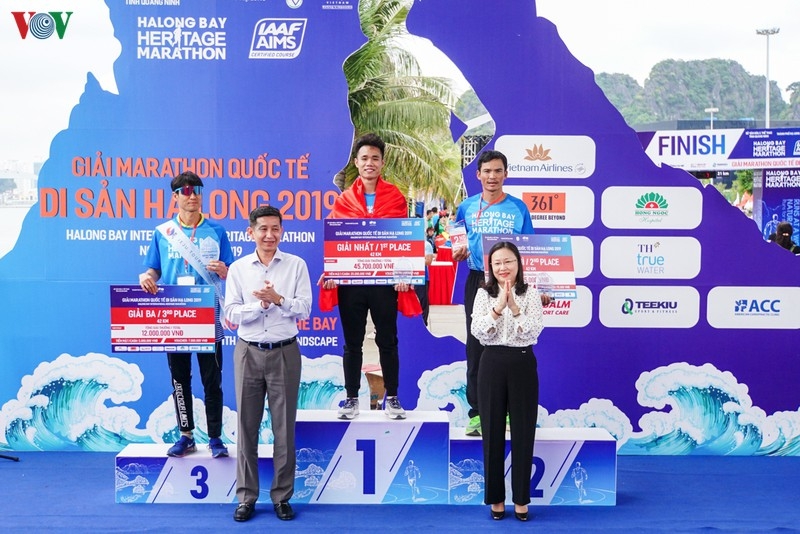 Large number of runners join in Halong Bay Heritage Marathon