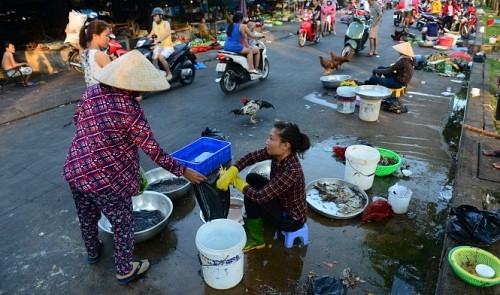 Tough road ahead as HCM City considers clearing makeshift markets