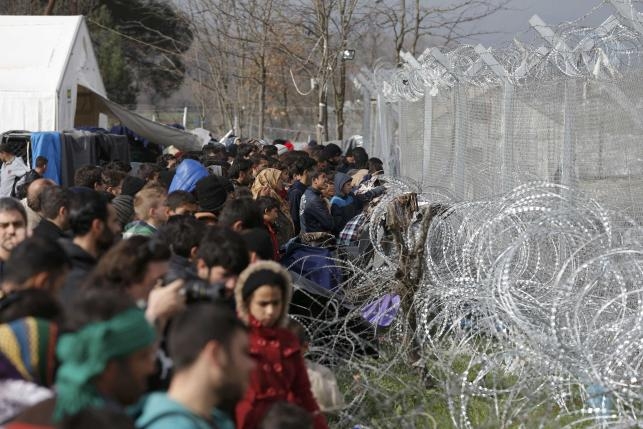 Europe seen on cusp of new humanitarian crisis at Greece-Macedonia border