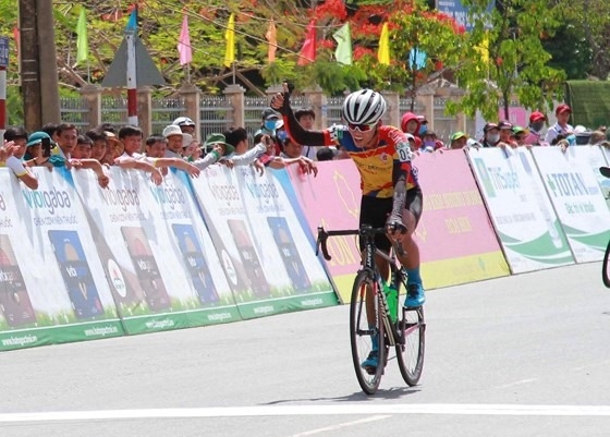 Nam wins stage, secures yellow jersey