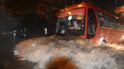 HCM City becomes large ‘river’ after heaviest rain this year