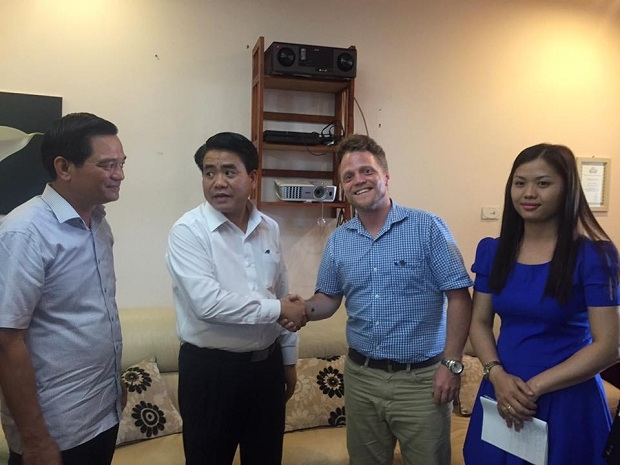 Chairman of Hanoi meets with authority-shunned foreign cleaning group