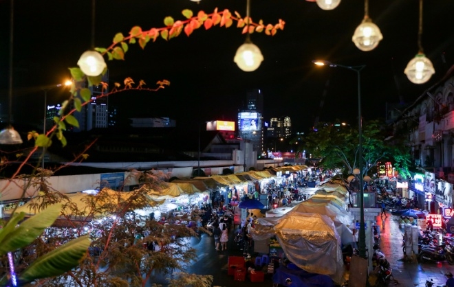 When the sun goes down, a rush to bunch up Saigon night market