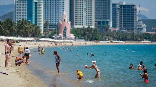 Doctors save Russian suffering broken neck after being hit by waves in Vietnam