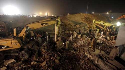 Blast at government office in Pakistan kills 23