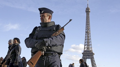 Paris bar reopens three weeks after attacks