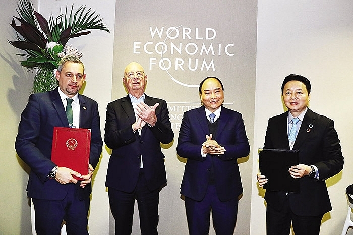 PM Phuc invites tech titans to invest