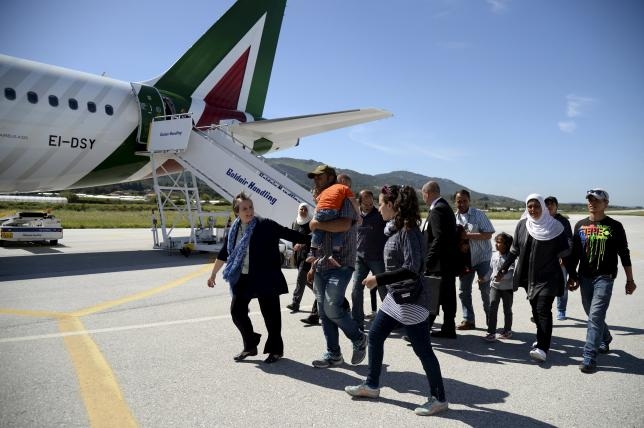 Pope returns with 12 refugees after visit to Greek island