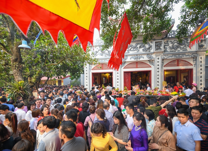 Thousands descend on Phu Tay Ho during the Lunar New Year