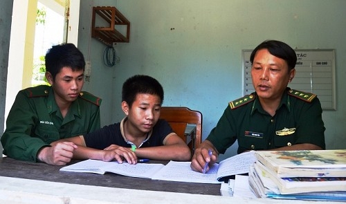 Border guards help foster children from poor fishing families in central Vietnam