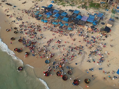 Seafood market open for beachside business on Vietnam's central coast