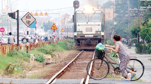 Vietnamese risk own lives when crossing railways