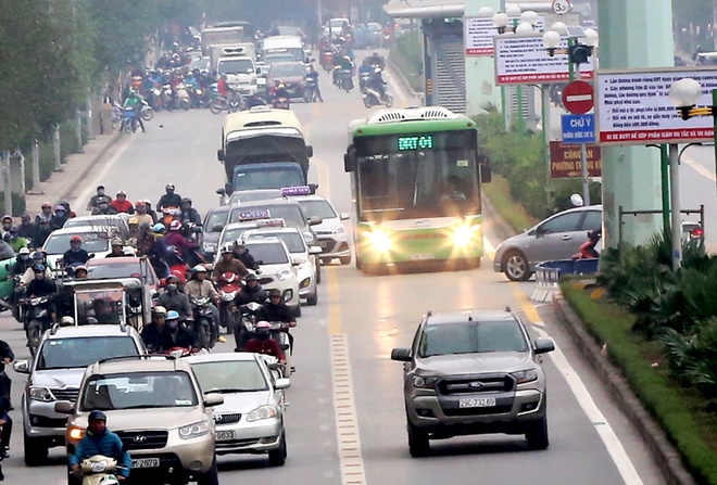 Hanoi to blockade rapid bus lanes from irresponsible vehicles