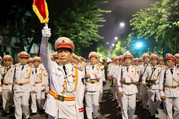 Police Ceremonial Guard performs at Hanoi pedestrian zone for first time