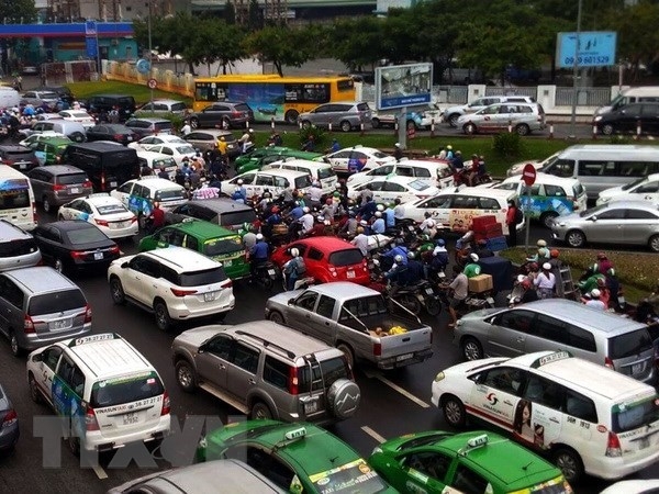 HCM City urges work on roads surrounding airport