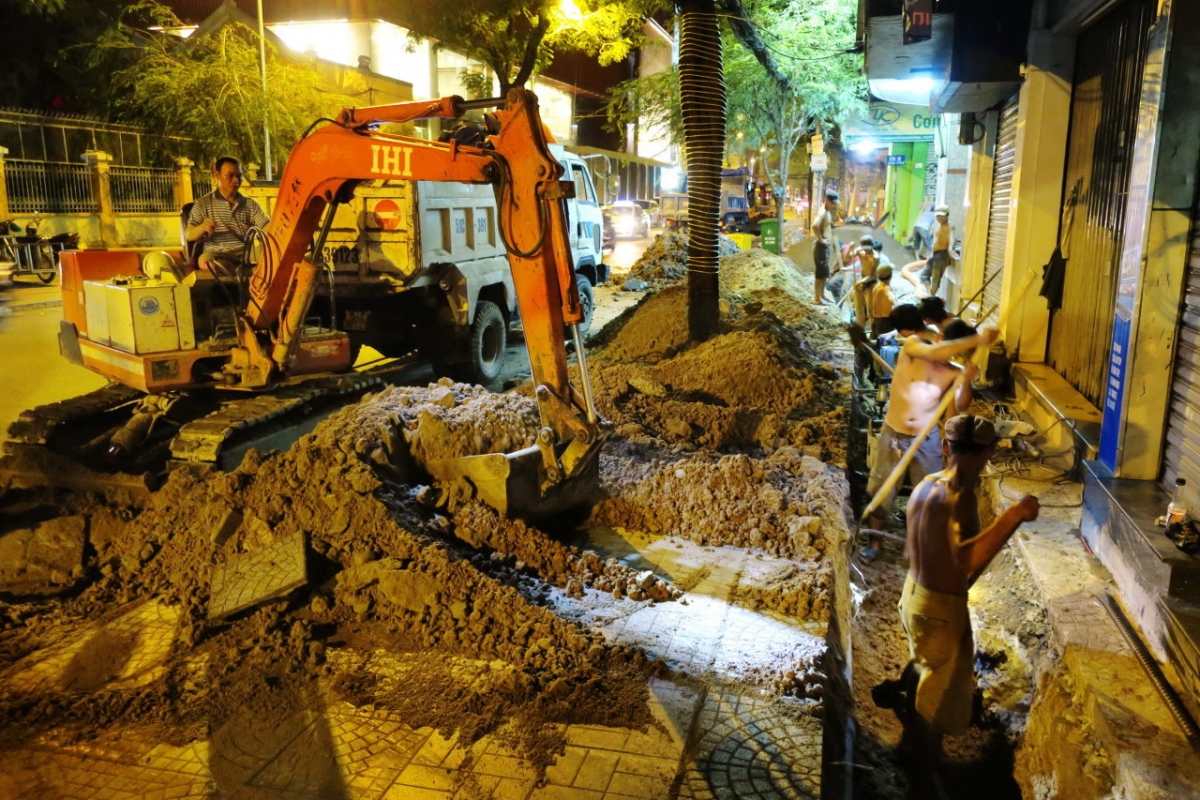 Continuous rains pose challenges to roadworks in Ho Chi Minh City