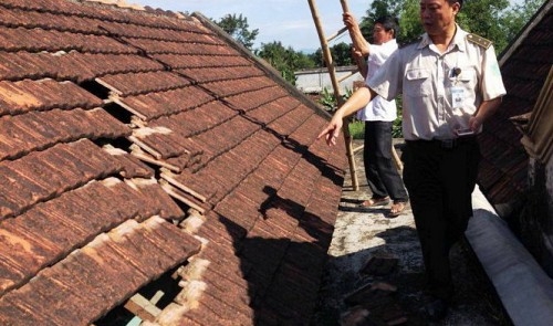 Vietnam man accuses plane of damaging roof on landing