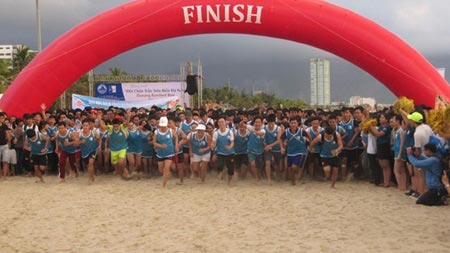 Barefoot runners enjoy day out