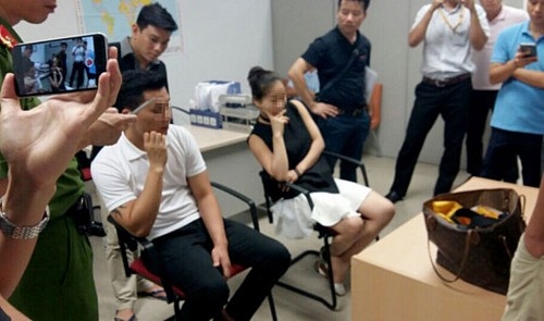 Two nabbed for smuggling gold at Hanoi airport