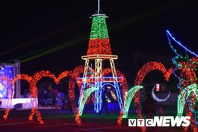Crowds delighted as festival lights up Haiphong City