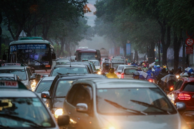 Saigon traffic sinks into chaos under heavy rain