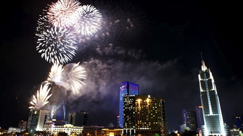 Fireworks dazzle Ho Chi Minh City residents on Reunification Day