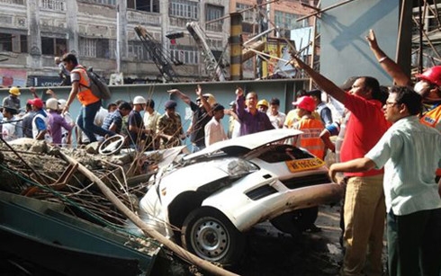 India overpass collapse kills 14; scores feared trapped