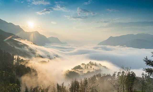 Dramatic images of Sapa poking through a carpet of clouds