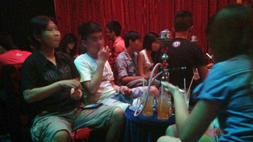Young Vietnamese hooked on shisha amid health warnings